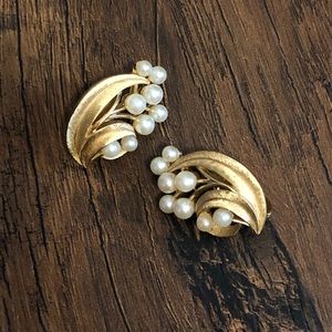 Vtg Crown Trifari Leaf Wavy Pearl Clip On Earrings